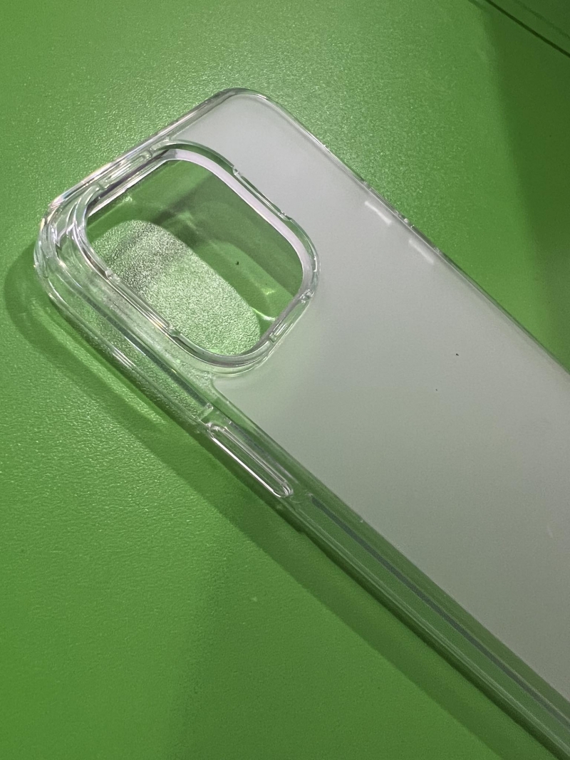 Ốp Lưng iPhone 15 Pro Max Trong Suốt Lưng Nhám Mờ Hiệu Likgus Chính Hãng mặt lưng mờ gam màu nhu thanh lịch hạn chế trầy xước và chống va đập hiệu quả